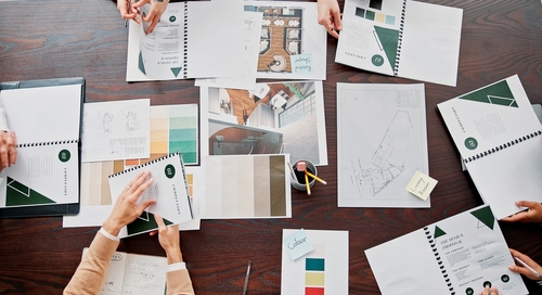 Ogni elemento su una moodboard deve essere scelto in base alla sua capacità di rappresentare i valori e il messaggio del brand. Non basta aggiungere immagini belle o attraenti; bisogna fare un lavoro strategico, chiedersi “Questa immagine o questo colore rappresenta davvero ciò che vogliamo comunicare?”.